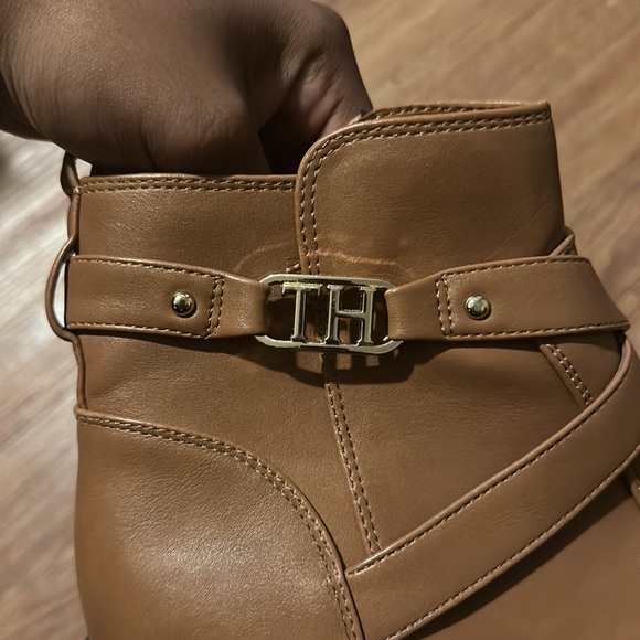 NEVER WORN brown Tommy Hilfiger shoe size 9 1/2 - Picture 2 of 4